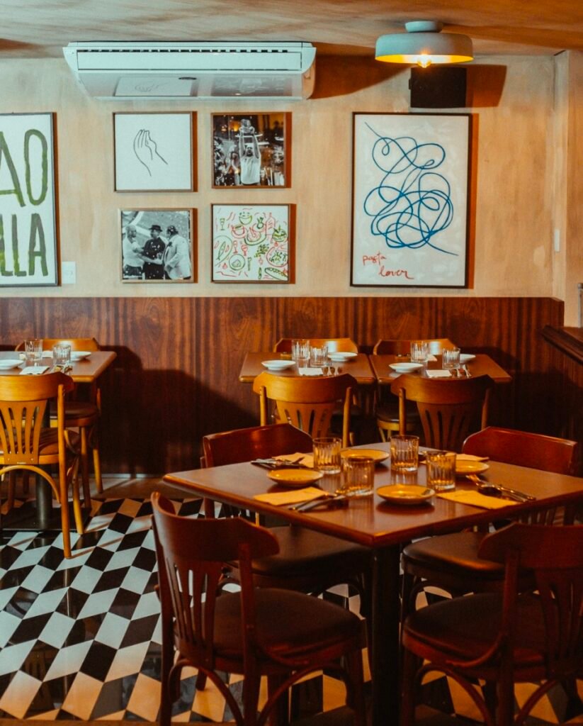Salão do restaurante italiano do chef Diego Saciloto, perto da Brás Leme