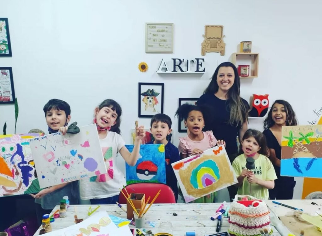 Artista da Zona Norte que faz workshops para crianças aprenderem a brincar com a arte