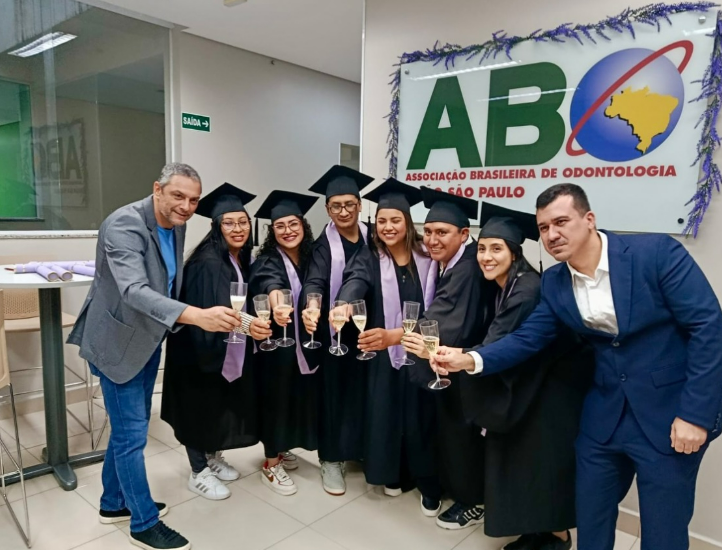 Alunos vindo do Peru para formação na Associação Brasileira de Odontologia, referência no ramo e fica na Zona Norte