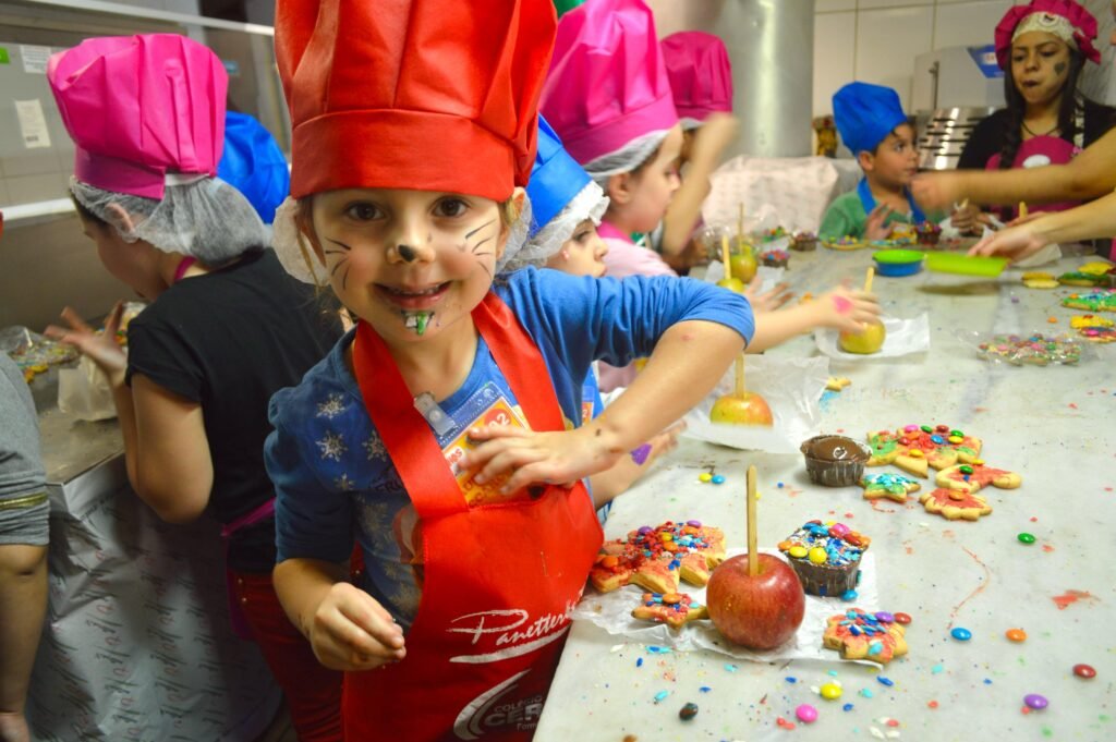 crianças sendo mini chefs por um dia no evento da panetteria zn