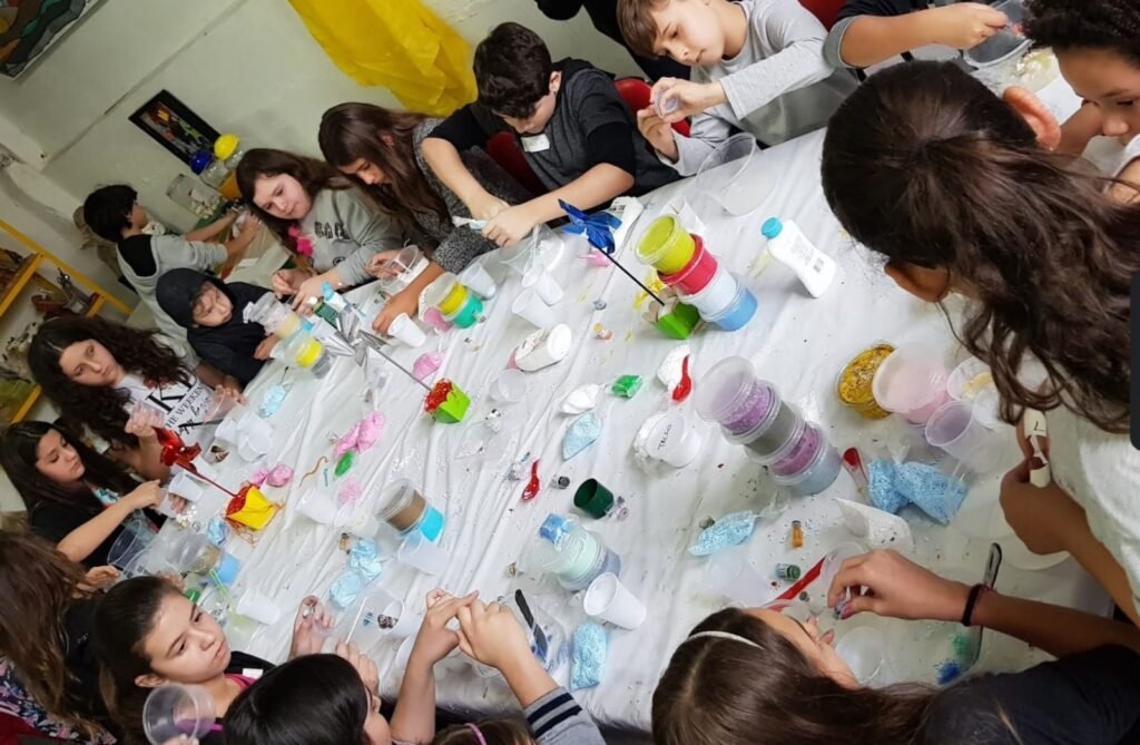 Crianças se divertindo enquanto comemoram aniversário com atividades lúdicas em workshop na zona norte de são paulo
