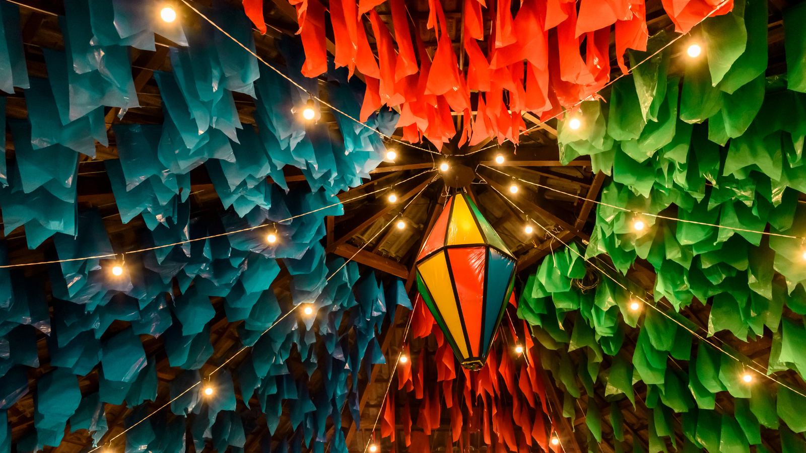 Bandeirinhas coloridas de festa junina penduradas no alto
