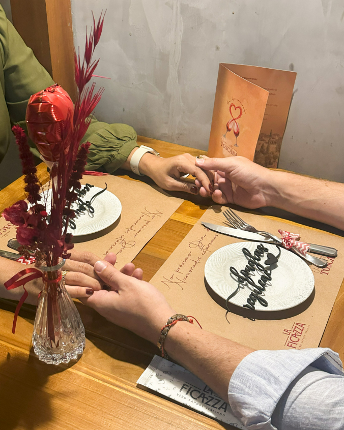 Jantar com placa personalizada para comemorar o dia dos namorados em Santana