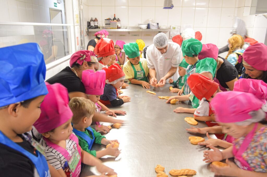 Crianças aprendendo a cozinhar com muita diversão na estação salgada