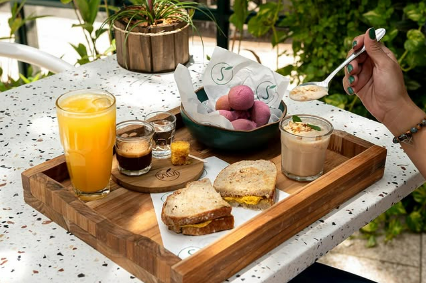 Bandeja completa de café da manhã em uma cafeteria da zona norte