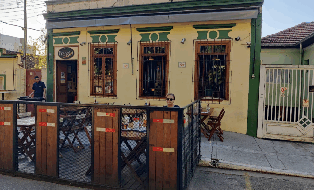 Fachada do restaurante Frangó, localizado no coração do Largo da Matriz Nossa Senhora do Ó