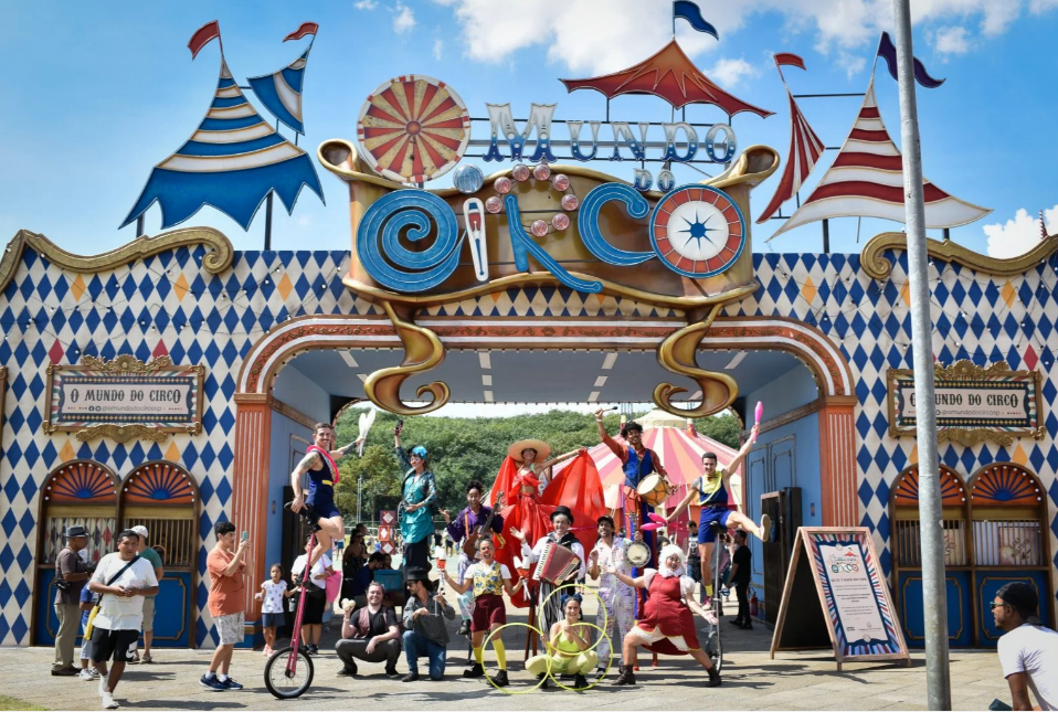 Mundo do circo no parque da juventude chama atenção de crianças na zona norte de são paulo