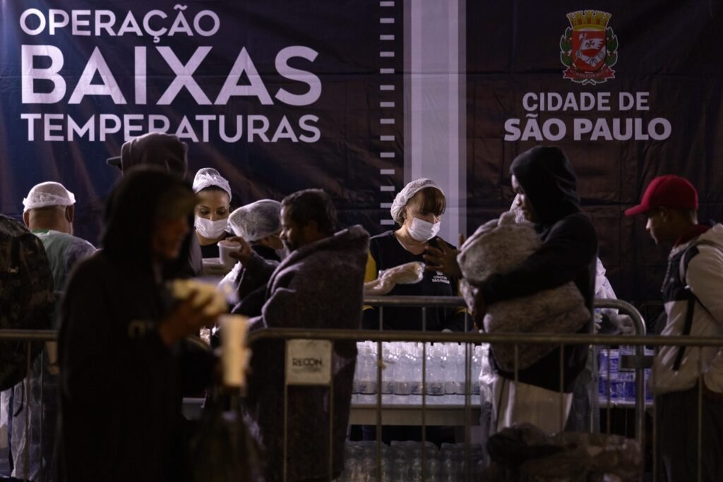 Ação da prefeitura de São Paulo com pessoas em situações vulneráveis no frio