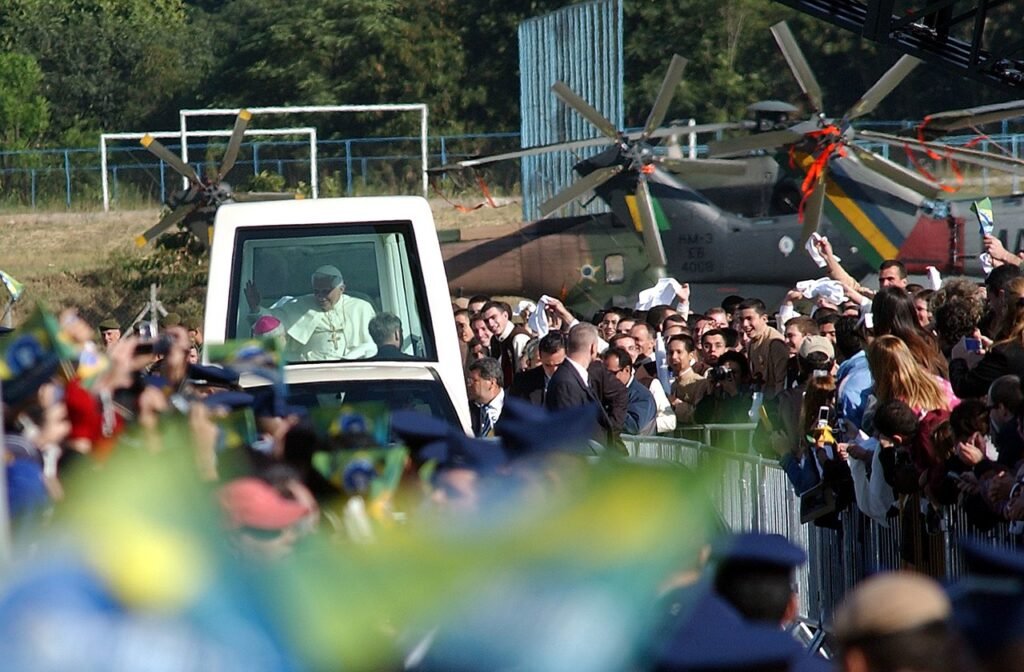 Papa Bento XVI realizou missa campal no aeroporto campo de marte para canonização do frei galvão