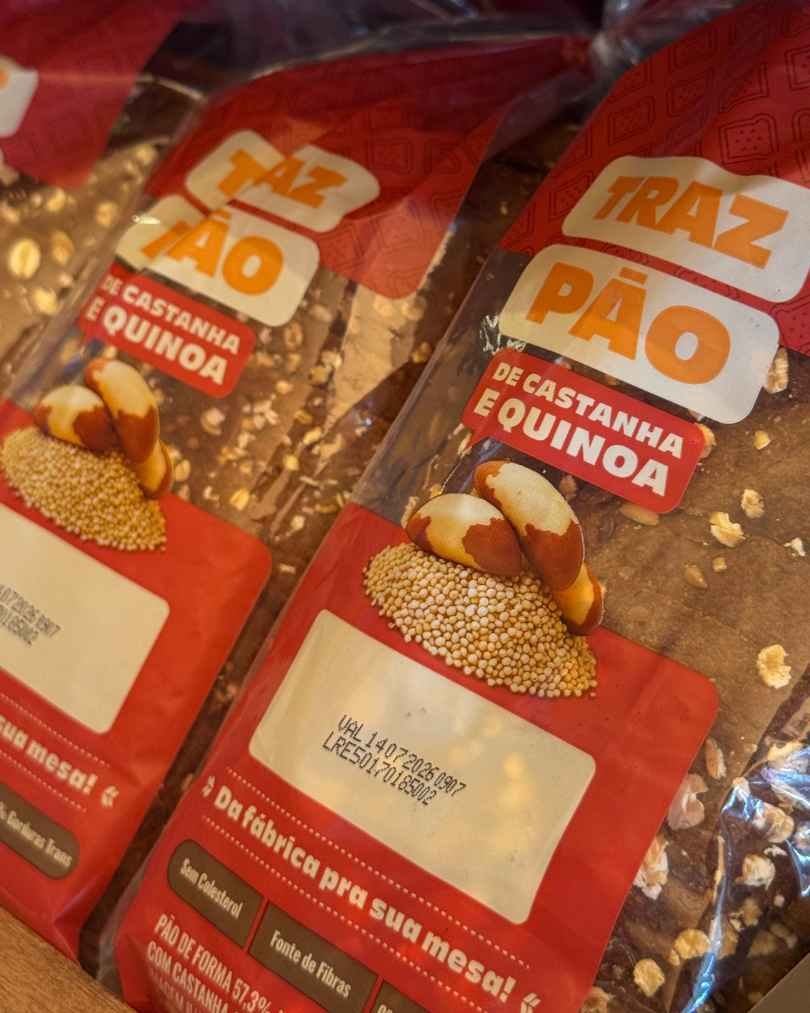 Pão de castanha e quinoa na loja de fábrica Traz Pão